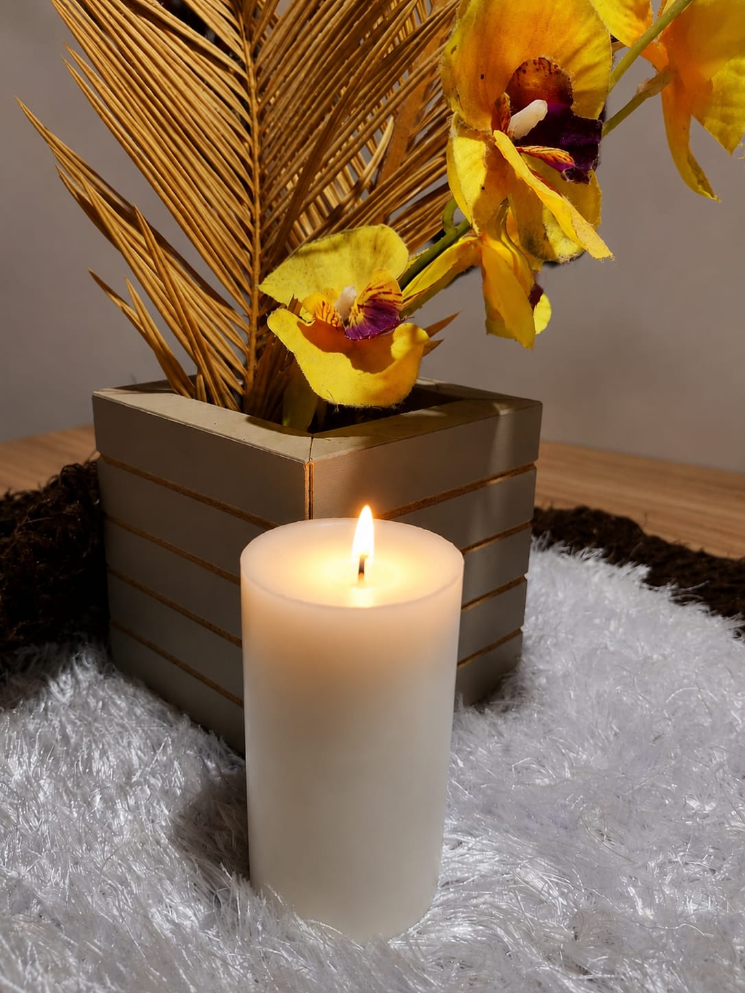 Vela Orquídea Dourada — Cálida Luz
